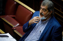 Ο Παύλος Πολάκης με κατεβασμένη τη μάσκα για κορωνοϊό στη Βουλή - Ο πρώην υπουργός του ΣΥΡΙΖΑ επιτέθηκε στον Σωτήρη Τσιόδρα για τους νεκρούς της πανδημίας