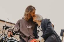 Άντρας φιλάει τη γυναίκα στο μέτωπο ενώ σκέκονται πάνω στη μηχανή