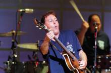 Ο Sir Paul McCartney παίζει κατά τη διάρκεια του "Concert for New York City" στη Madison Square Garden στις 20 Οκτωβρίου 2001