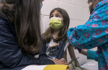 Παιδί κάνει το εμβόλιο Pfizer/BioNTech σε εμβολιαστικό κέντρο στις ΗΠΑ - Ξεπερνά το 90% η αποτελεσματικότητα κατά της Covid-19, σύμφωνα με νέα στοιχεία