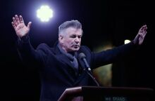 «Δεν φταίει ο Μπάλντουιν για τον πυροβολισμό της κόρης μου, άλλοι έχουν ευθύνη», λεει ο πατέρας της κινηματογραφίστριας