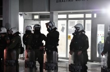 Πέραμα: 	Σε τακτικό ανακριτή για να απολογηθούν την Τετάρτη 27/10 παρέπεμψε ο εισαγγελέας τους επτά αστυνομικούς