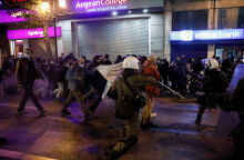 Ένταση σε διαδήλωση στην Αθήνα για την αιματηρή καταδίωξη στο Πέραμα και τον θάνατο του 20χρονου Ρομά