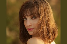 Μια γυναίκα με καρέ κούρεμα. 