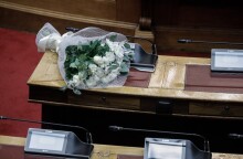 Εικόνες από το έδρανο της Φώφης Γεννηματά με τα λουλούδια σε ένδειξη πένθους