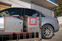 Πυροβολισμοί σε καταδίωξη στο Πέραμα με έναν νεκρό - Οι τρύπες από τις σφαίρες των αστυνομικών σε αυτοκίνητο