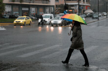 Γυναίκα με ομπρέλα στη βροχή (ΦΩΤΟ ΑΡΧΕΙΟΥ) - Βροχερός ο καιρός σήμερα Τρίτη 26 Οκτωβρίου 2021