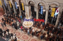 Βγάζουν τις μάσκες για να φιλήσουν την εικόνα του Αγίου Δημητρίου στη Θεσσαλονίκη