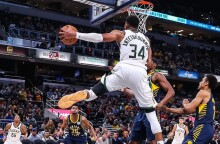 Ο Γιάννης Αντετοκούνμπο κόντρα στους Πέισερς