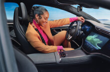 Μελαμψή γυναίκα σε αυτοκίνητο