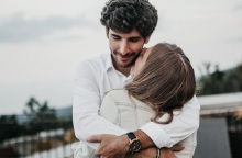 Ενα ζευγάρι είναι αγκαλιασμένο