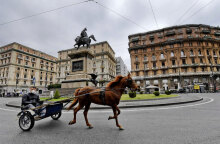 Νεαρός με μάσκα για τον κορωνοϊό οδηγεί άμαξα στην Ιταλία