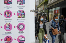 Γυναίκες με μάσκα για τον κορωνοϊό στις Βρυξέλλες