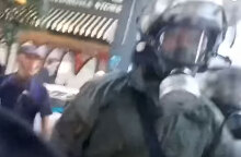 Εξάρχεια: Ο αστυνομικός των ΜΑΤ που σπάει τζαμαρία σε κατάστημα