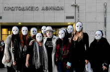 Η Ιωάννα Παλιοσπύρου με τις φίλες της οι οποίες φορούν μάσκα, μετά την ετυμηγορία του δικαστηρίου για την Έφη Κακαράντζουλα