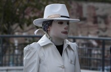 Η Ιωάννα Παλιοσπύρου την ώρα που φτάνει στο δικαστήριο