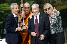 Ο Σουνάο Τσουμπόι (Sunao Tsuboi) με τον Δαλάι Λάμα στο κέντρο της φωτογραφίας - Ήταν 20 ετών όταν έπεσε η ατομική βόμβα στη Χιροσίμα