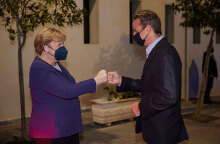 Την Άνγκελα Μέρκελ στο σπίτι του στην Αθήνα για ιδιωτικό δείπνο υποδέχεται ο πρωθυπουργός Κυριάκος Μητσοτάκης