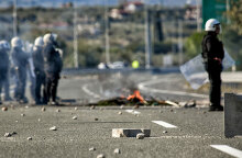 Η Εθνική Οδός Αθηνών - Πατρών έκλεισε στο ύψος του Ζευγολατιού, καθώς υπήρξε ένταση με Ρομά για την καταδίωξη στο Πέραμα