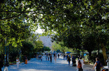 Πολίτες στη Διονυσίου Αρεοπαγίτου (ΦΩΤΟ ΑΡΧΕΙΟΥ) - Τα κρούσματα σήμερα Πέμπτη 28 Οκτωβρίου 2021 ανακοίνωσε ο ΕΟΔΥ