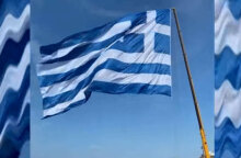 Η μεγαλύτερη ελληνική σημαία στον κόσμο υψώθηκε στη Σαντορίνη για την 28η Οκτωβρίου 1940
