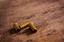 Οι αληθινές σφαίρες στο όπλο του Άλεκ Μπάλντουιν ήταν εκεί χωρίς να το γνωρίζει η υπεύθυνη όπλων στην ταινία Rust (ΦΩΤΟ ΑΡΧΕΙΟΥ)