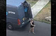 Διανομέας της Amazon κρατά ανοιχτή την πίσω πόρτα του βαν για να βγει η γυναίκα με το μίνι φόρεμα