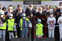 Ο Ερντογάν σε εγκαίνια πάρκου βλέπει τον πιτσιρικά να ετοιμάζεται να κόψει πρόωρα την κορδέλα με το ψαλίδι