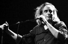 Ο Γιάννης Αγγελάκας γεννιέται σαν σήμερα 30 Οκτωβρίου, το 1959