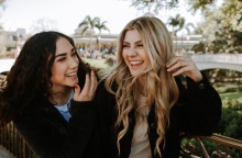 Δύο κορίτσια γελάνε.