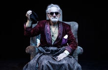 Ο Δημήτρης Καταλειφός στο "Τέλος του παιχνιδιού" του Σάμουελ Μπέκετ στο Σύγχρονο Θέατρο