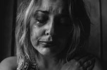 Ασπρόμαυρη φωτογραφία γυναίκας που κλαίει