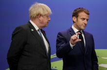 Η viral φωτογραφία του Τζόνσον με τον Μακρόν