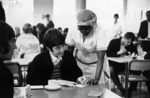 Ο Paul McCartney υπογράφει αυτόγραφο στο Allsop Place, Λονδίνο, 1967