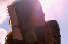 Ενα κορίτσι κοιτάει μακριά από τον φακό.