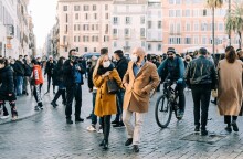 Κορωνοϊός - Άνθρωποι περπατούν με μάσκες