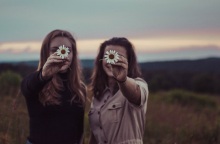 Δυο κορίτσια κρατούν δυο μαργαρίτες, 