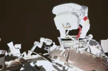 Η Γουάνγκ Γιαπίνγκ έγινε η πρώτη Κινέζα αστροναύτης που πραγματοποίησε διαστημικό περίπατο