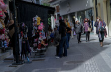 Πολίτες με μάσκα για τον κορωνοϊό στο κέντρο της Αθήνας (ΦΩΤΟ ΑΡΧΕΙΟΥ)