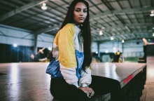 Ένα κορίτσι ποζάρει