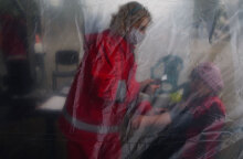 Υγειονομικός στη Βουλγαρία εξετάζει ηλικιωμένη γυναίκα για κορωνοϊό σε ορεινό χωριό - Μεγάλη η διασπορά του ιού στη χώρα