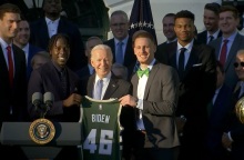 O Tζο Μπάιντεν κατά την επισκέψη των Bucks στον Λευκό Οίκο