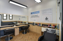 To «Κοινωνικό Κομμωτήριο» του Δήμου Αθηναίων βρίσκεται στη Δομοκού 2 και Φιλαδελφείας, απέναντι από τον Σταθμό Λαρίσης