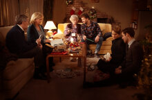 Οικογένεια συγκεντρωμένη στο σαλόνι σπιτιού