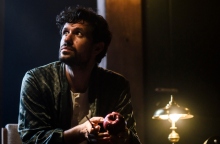 Ο Ορφέας Αυγουστίδης στη "Μηχανή του Τούρινγκ", σε σκηνοθεσία Οδυσσέα Παπασπηλιόπουλου