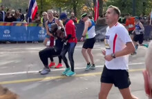 Ο μαραθωνοδρόμος στη Νέα Υόρκη που τερμάτισε με τη βοήθεια συναθλητών του