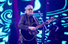 Ο Χρήστος Κυριαζής παίζει κιθάρα στη σκηνή του Teatro