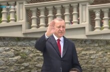 Χαιρετισμός του Ερντογάν έξω από το σπίτι του στην Κωνσταντινούπολη