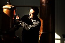 Ο Γιάννης Κοκκαλιάρης, ο παραγωγός του τσίπουρου «Έντεκα» με κρόκο Κοζάνης