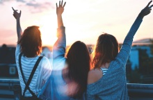 Τριά κορίτσια.